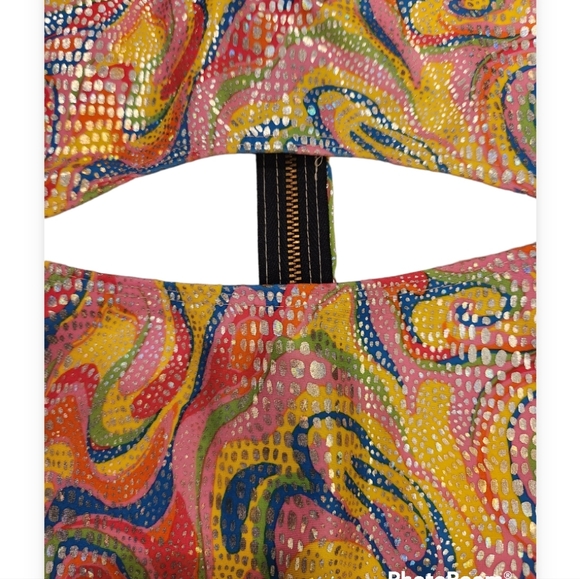 Psychedelic print Peekaboo opening sleeves CROP top. - Picture 3 of 6